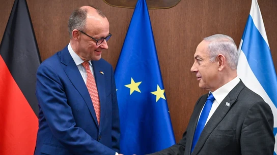 El ahora canciller alemán y entonces líder de la oposición, Friedrich Merz, saluda al primer ministro israelí, Benjamin Netanyahu, durante una visita a Jerusalén (archivo) El ahora canciller alemán y entonces líder de la oposición, Friedrich Merz, saluda al primer ministro israelí, Benjamin Netanyahu, durante una visita a Jerusalén (archivo)