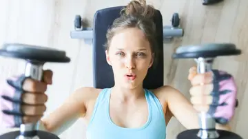 Mujer entrenando con pesas Mujer entrenando con pesas