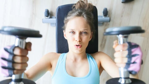 Mujer entrenando con pesas