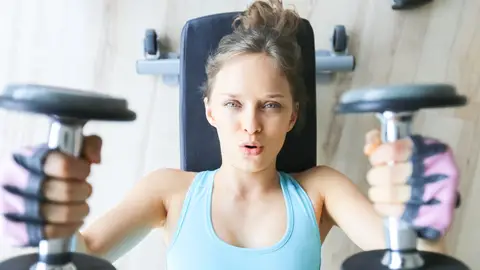 Mujer entrenando con pesas Mujer entrenando con pesas