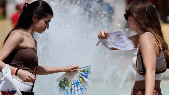 Imagen de archivo. Dos personas se refrescan en Valencia. Imagen de archivo. Dos personas se refrescan en Valencia.