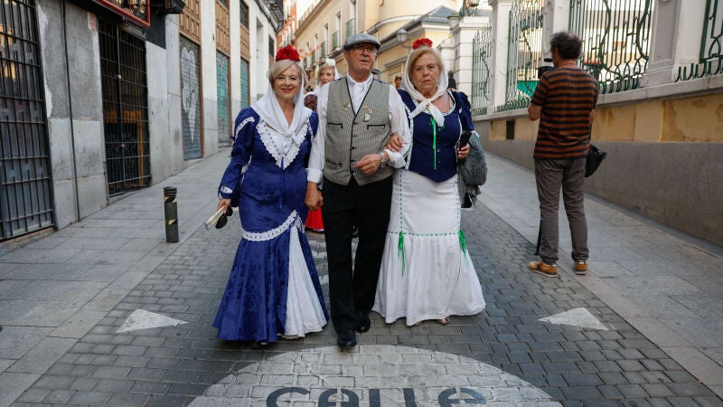 Tres chulapos, durante la procesión de San Cayetano, el 7 de agosto de 2025 en Madrid