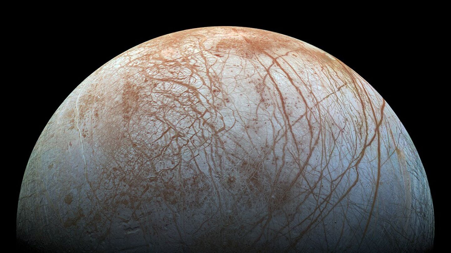 Europa, el sat&eacute;lite de J&uacute;piter en una imagen tomada por la NASA