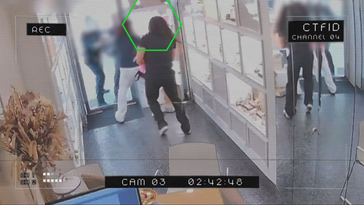 Detenidos dos hombres disfrazados de mujer en pleno robo en Barcelona. Detenidos dos hombres disfrazados de mujer en pleno robo en Barcelona.