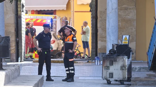 Policía tras el incendio en la Mezquita de Córdoba. Policía tras el incendio en la Mezquita de Córdoba.