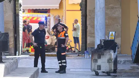 Policía tras el incendio en la Mezquita de Córdoba. Policía tras el incendio en la Mezquita de Córdoba.