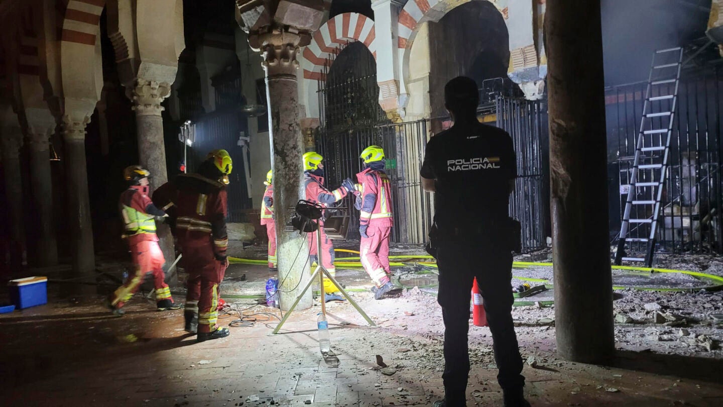 El incendio declarado este viernes en el interior de la Mezquita-Catedral de Córdoba.
