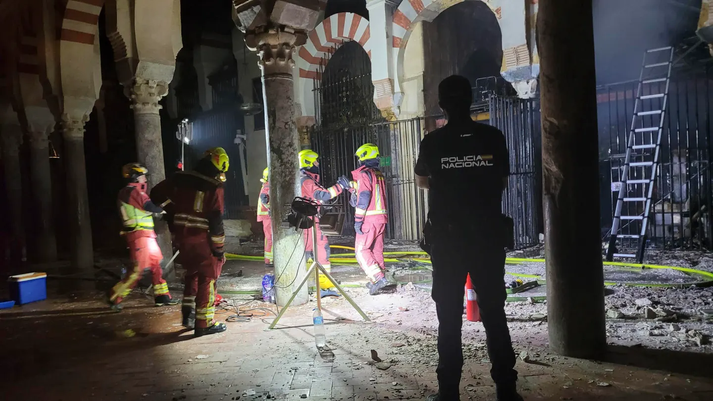 El incendio declarado este viernes en el interior de la Mezquita-Catedral de Córdoba. El incendio declarado este viernes en el interior de la Mezquita-Catedral de Córdoba.