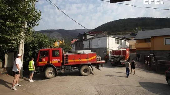 Desalojan a varios vecinos de un pueblo en El Bierzo Desalojan a varios vecinos de un pueblo en El Bierzo