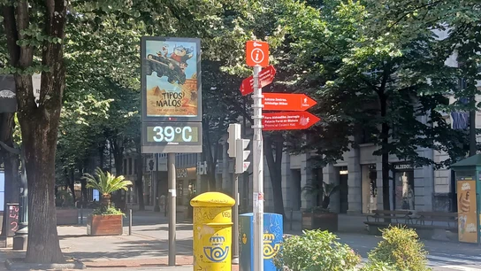 Un térmometro marca 39 grados. Un térmometro marca 39 grados.