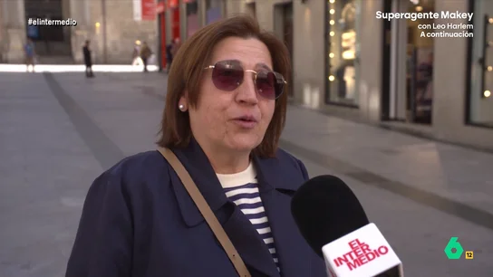 Una mujer desvela por qué prefiere no dormir con su marido: "Está un poco obeso y suda y, aparte, ronca" ¿Prefiere la gente dormir junto a su pareja o prefieren dormir en otro cuarto para así mejorar la calidad del sueño siguiendo la tendencia del 'sleep divorce'? No te pierdas sus respuestas en el vídeo principal.