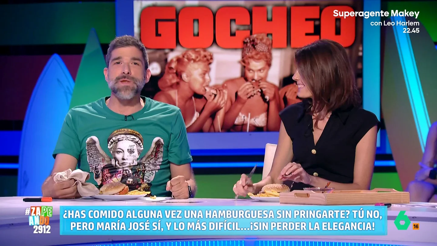 ¿Cómo se come una hamburguesa correctamente? Estos son los consejos de María José Gómez y Verdú La experta en protocolo desvela cuál es la manera más adecuada de comer este delicioso plato. Además, tampoco se olvida de su acompañamiento más habitual: las patatas fritas.