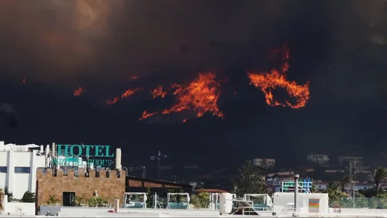 Evacuan a más de 2.000 personas de la zona turística de Atlanterra, junto a Zahara de los Atunes Evacuan a más de 2.000 personas de la zona turística de Atlanterra, junto a Zahara de los Atunes