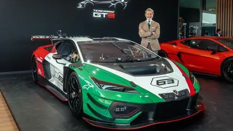 Stephan Winkelmann, CEO de Lamborghini, junto al Temerario GT3 Lamborghini Temerario GT3