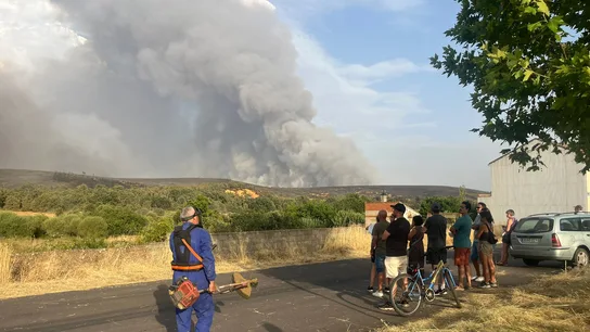 Los vecinos de Cubo de Benavente observan con preocupación cómo las llamas vuelven a amenazar su municipio Los vecinos de Cubo de Benavente observan con preocupación cómo las llamas vuelven a amenazar su municipio