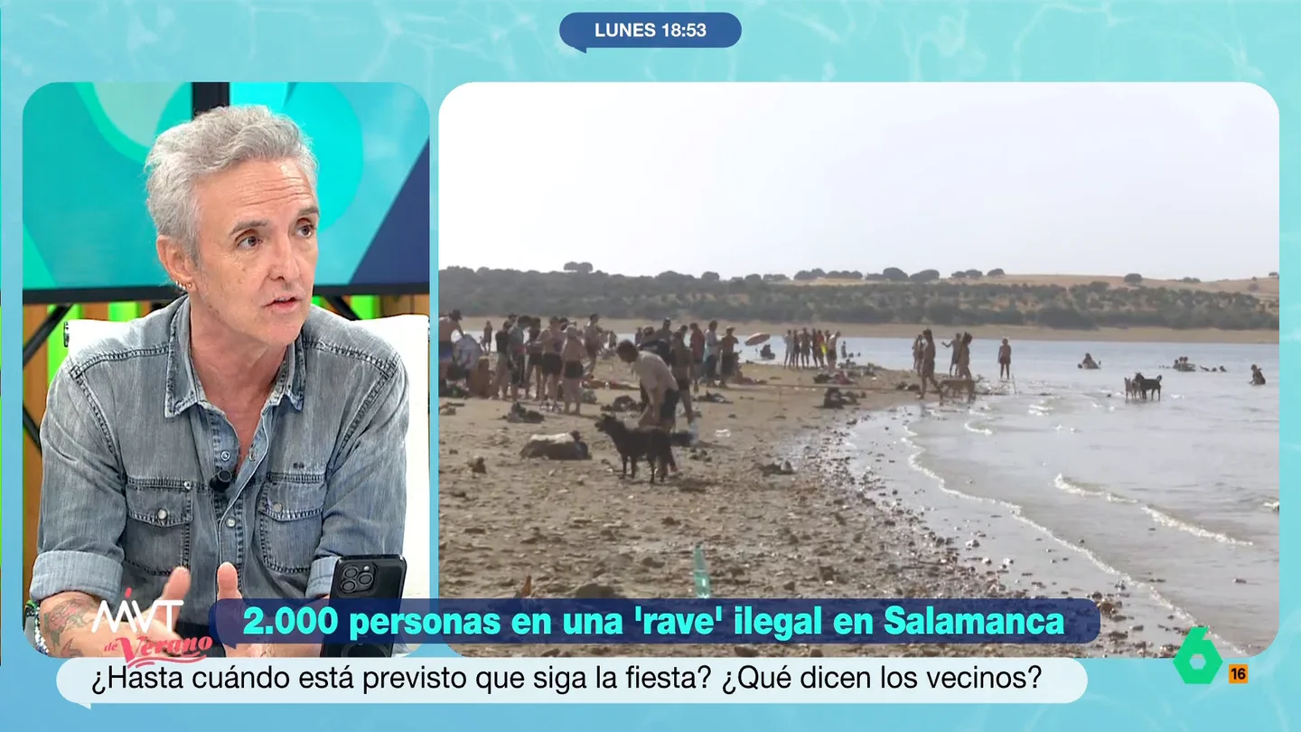 Ramoncín elogia que en la 'rave' de Salamanca "dejen todo limpio": "Están recogiéndolo todo y no suele haber conflictos" El artista considera que es "normal" que se organicen este tipo de eventos ilegales debido al coste que tienen actualmente los festivales. "Les cobran cinco pavos por una botella de agua", expone indignado.