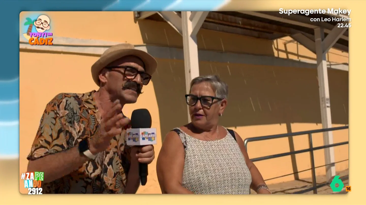 Yonyi Arenas pide a una mujer que le enseñe expresiones gaditanas: "Bastinazo lo sabes, ¿no?" El reportero recorre la playa de La Caleta, en Cádiz, para conocerla más a fondo gracias a todos los bañistas que disfrutan de un día de descanso y sol.