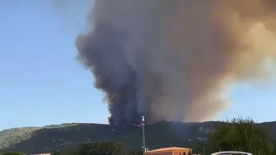 Incendio en el paraje de la Sierra de la Plata en Tarifa Incendio en el paraje de la Sierra de la Plata en Tarifa