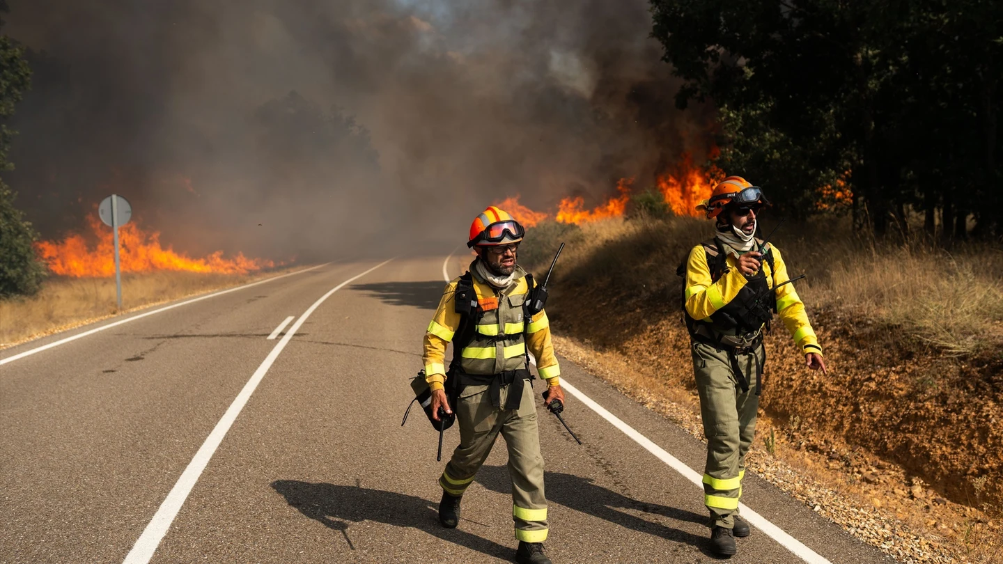 Se reactiva el incendio en Cubo de Benavente, Zamora, mientras los vecinos denuncian falta de recursos Se reactiva el incendio en Cubo de Benavente, Zamora, mientras los vecinos denuncian falta de recursos