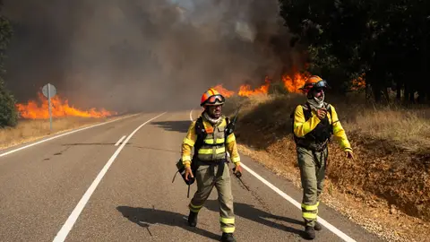 Se reactiva el incendio en Cubo de Benavente, Zamora, mientras los vecinos denuncian falta de recursos Se reactiva el incendio en Cubo de Benavente, Zamora, mientras los vecinos denuncian falta de recursos