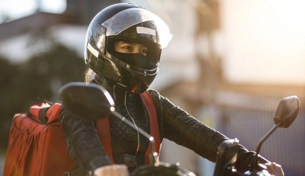 Conductora de una motocicleta con una máscara