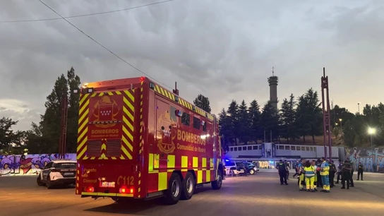 Desalojadas dos urbanizaciones en Tres Cantos por un uncendio y la UME se incorpora a la extinción El puesto de mando de la intervención en el incendio de Tres Cantos se ha instalado en el recinto ferial.