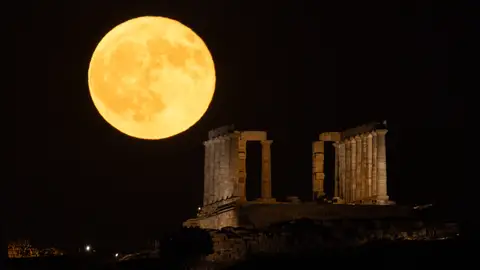 Luna de Esturión en Atenas Luna de Esturión en Atenas