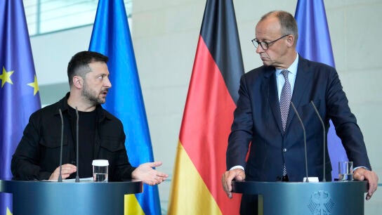 El presidente ucranio, Volod&iacute;mir Zelenski, y el canciller alem&aacute;n, Friedrich Merz, durante su comparecencia tras la reuni&oacute;n con Trump este mi&eacute;rcoles.
