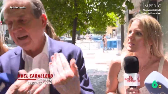 "Ya dije lo que tengo que decir": Abel Caballero esquiva las preguntas de Andrea Ropero La periodista acudía hasta la sede socialista en la calle Ferraz de Madrid, pero sufría el silencio de varios miembros del Partido Socialista, que evitaban responder a las preguntas de la reportera.