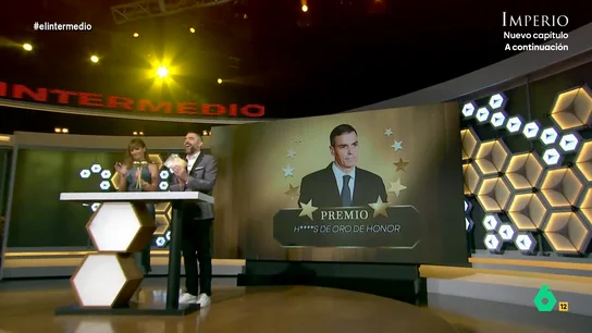 Pedro Sánchez 'consigue' el 'Premio h****s de oro de honor': "Siempre se lo dan a alguien que huele a muerto" José Luis Ábalos se convierte en el gran vencedor de la gala de 'Los h****s de oro'. El exmiembro del Partido Socialista ha conseguido premios como el 'Mejor actor de reparto de comisiones' o al 'Mejor Montaje de Fiestas Casposas'.