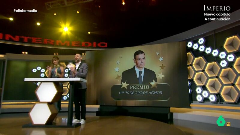 Pedro Sánchez 'consigue' el 'Premio h****s de oro de honor': "Siempre se lo dan a alguien que huele a muerto"