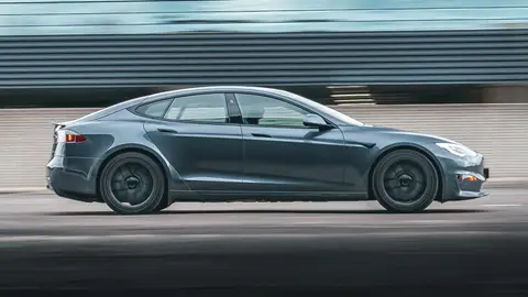 La imagen lateral del Tesla Model S no es tan espectacular como la de sus rivales Tesla Model S