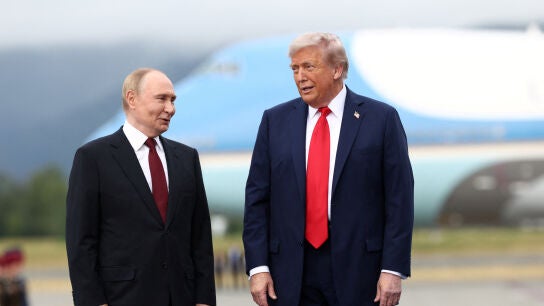 Donald Trump y Vlad&iacute;mir Putin, sonrientes en Alaska antes de su reuni&oacute;n