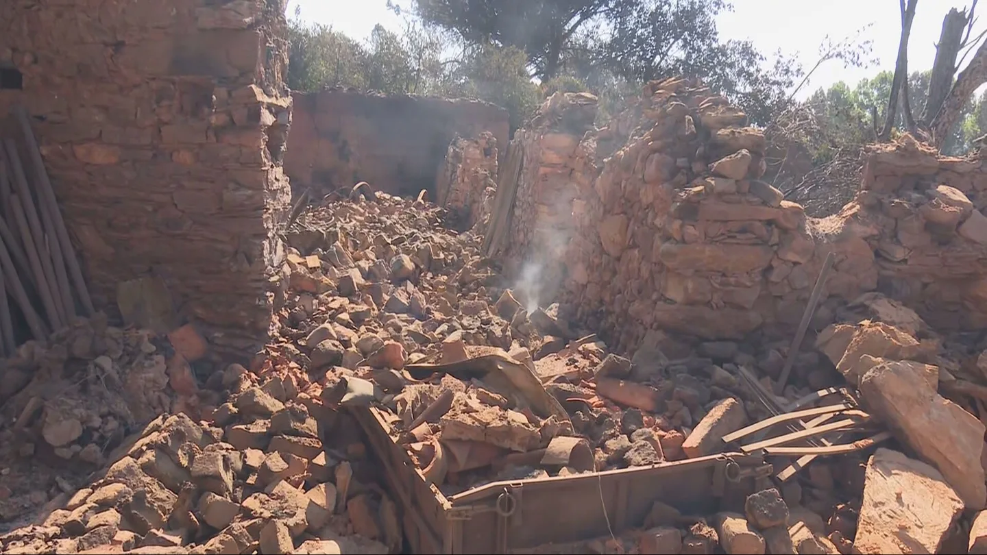 Escombros humeantes tras el incendio en Palacios de Jamuz, León Escombros humeantes tras el incendio en Palacios de Jamuz, León