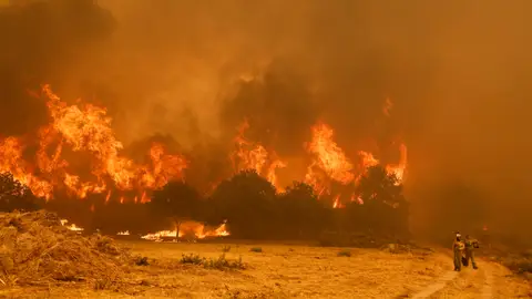 Imagen de las llamas devorando Baia de Montes Imagen de las llamas devorando Baia de Montes