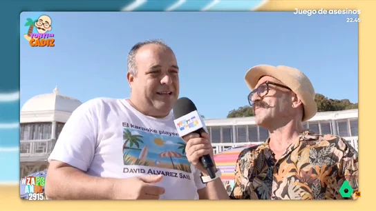 Yonyi Arenas conoce a David, que anima a los bañistas de La Caleta con su karaoke: "Quiero alegrar los corazones" El reportero ha visitado esta popular playa gaditana para conocerla más a fondo. El reportero pregunta a los bañistas si ligan mucho en la playa y, además, conoce a un hombre que utiliza la música para animar el lugar.