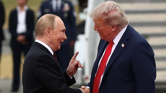 Vladímir Putin gesticula a Donald Trump durante su apretón de manos en Alaska antes de su reunión Vladímir Putin gesticula a Donald Trump durante su apretón de manos en Alaska antes de su reunión