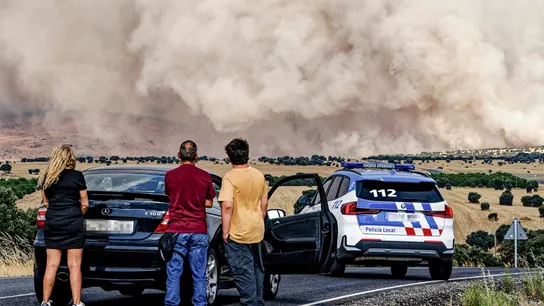 Un coche detenido ante el humo de un incendio Un coche detenido ante el humo de un incendio