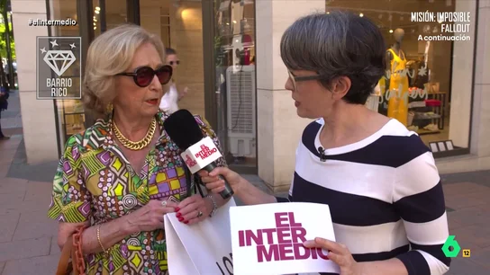 La respuesta de Thais Villas a una señora de barrio rico que dice que usa pocas joyas: "Usted dice que no pero es que sí" La reportera recorría un barrio rico y un barrio obrero para conocer las preferencias de la gente en cuanto al uso de joyas. ¿Prefieren la sencillez y llevar pocos complementos o, en cambio, apuestan por ornamentarse?