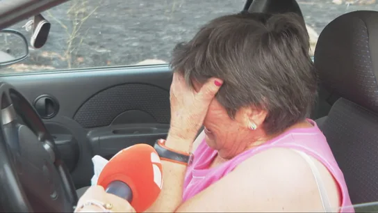 El dolor de quienes han perdido todo por los incendios: "Hay fuego por todas partes" El dolor de quienes han perdido todo por los incendios: "Hay fuego por todas partes"
