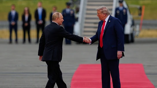 Donald Trump y Vladímir Putin se dan la mano en Alaska antes de su reunión Donald Trump y Vladímir Putin se dan la mano en Alaska antes de su reunión