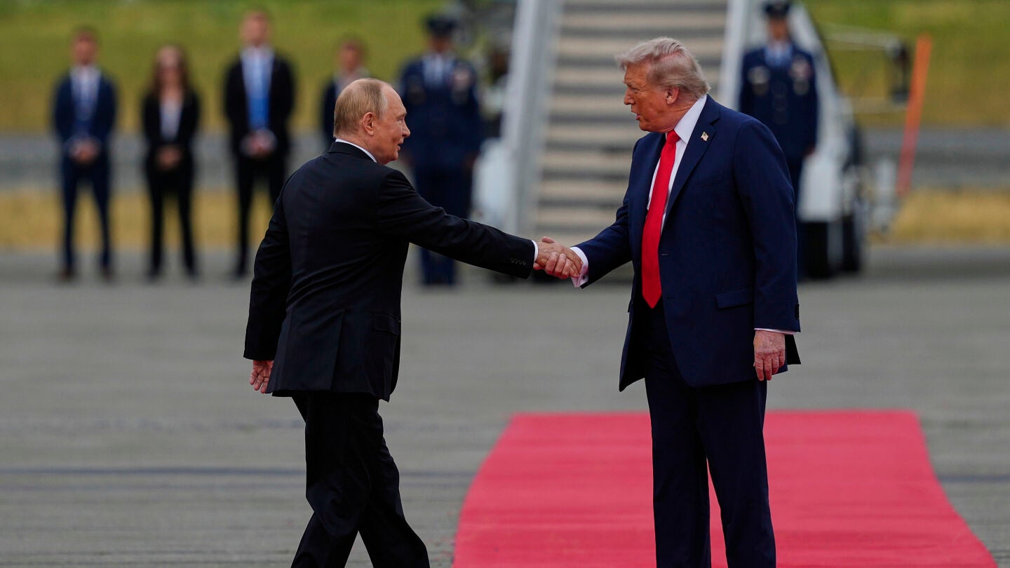 Donald Trump y Vladímir Putin se dan la mano en Alaska antes de su reunión