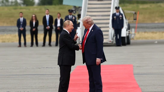 Donald Trump y Vladímir Putin se dan la mano en Alaska antes de su reunión Donald Trump y Vladímir Putin se dan la mano en Alaska antes de su reunión