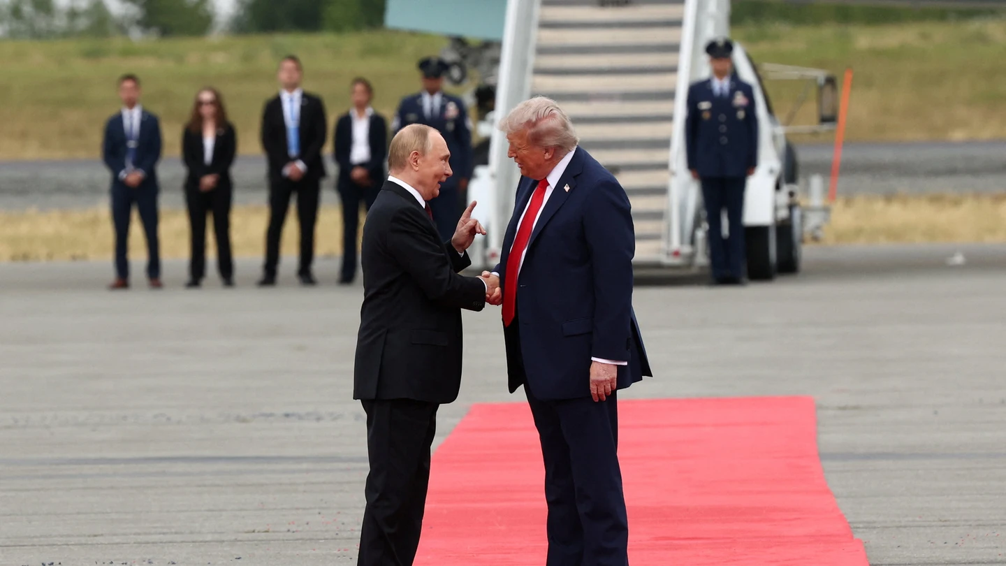 Donald Trump y Vladímir Putin se dan la mano en Alaska antes de su reunión Donald Trump y Vladímir Putin se dan la mano en Alaska antes de su reunión
