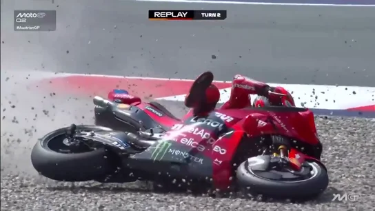 La desafortunada caída de Marc Márquez cuando luchaba por la 'pole' en Austria La desafortunada caída de Marc Márquez cuando luchaba por la 'pole' en Austria