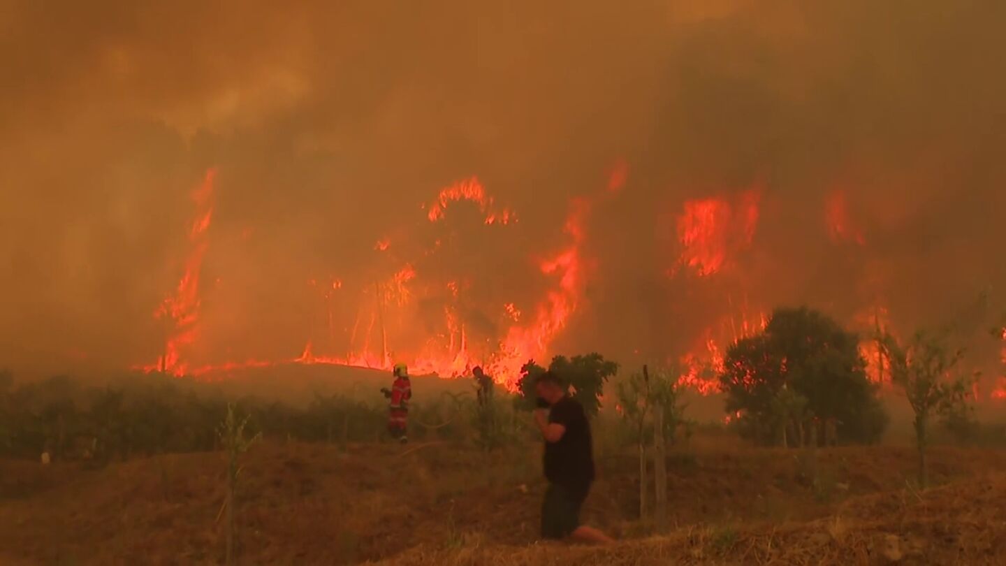Incendio en la aldea de Vilela, cerca del núcleo urbano de A Rúa (Ourense)