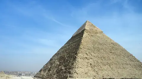 Giza. El Cairo al fondo Giza. El Cairo al fondo