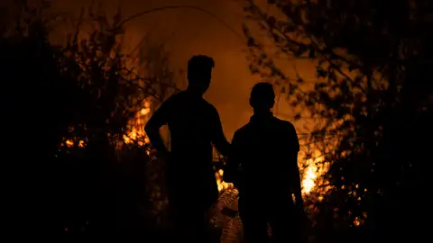 Dos personas observan la evolución del incendio forestal en A Rúa (Ourense) Dos personas observan la evolución del incendio forestal en A Rúa (Ourense)