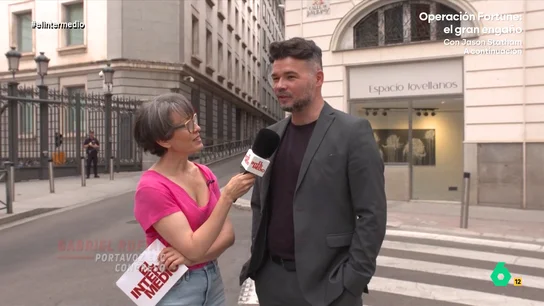 Thais Villas, sorprendida ante la confesión de Gabriel Rufián: "Es usted un hombre del renacimiento" La reportera visita la Carrera de San Jerónimo para saber si a los diputados les gusta ir a la playa y cuáles son sus hábitos y manías cuando la visitan.