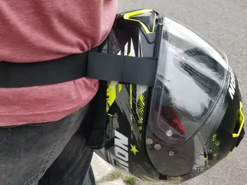 El cinturón que te libera del casco El cinturón que te libera del casco
